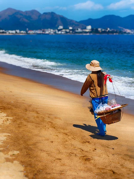 Deniz mahsulleri güzel manzarayla kıyıya vuruyor.