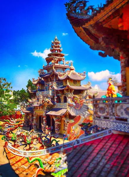 Vietnam 'da, Da Lat' ta renkli bir Budist.