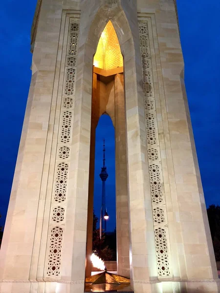 Vista Para Torre Baku Através Olho Agulhas Monumento Fogo Eterbal — Fotografia de Stock