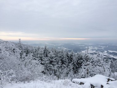 Çek Cumhuriyeti'nde Jested dağın tepesine karlı görünümünden
