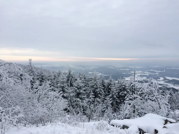 Çek Cumhuriyeti'nde Jested dağın tepesine karlı görünümünden