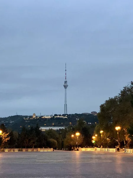 Δείτε Τον Πύργο Τηλεόρασης Από Λεωφόρο Στο Λυκόφως — Φωτογραφία Αρχείου