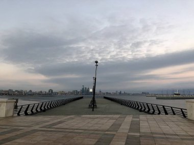 Deniz ve şehir merkezine Bakü Bulvarı ndan alacakaranlık otellerini göster