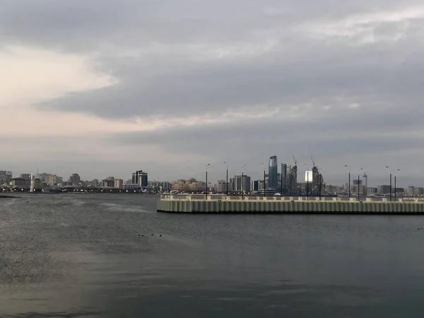 Visa Skymningen Från Baku Boulevard Till Stadens Havet Och Staden — Stockfoto