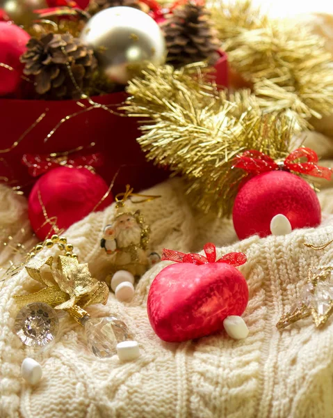 Örme bir arka plan üzerinde kırmızı Noel oyuncaklar