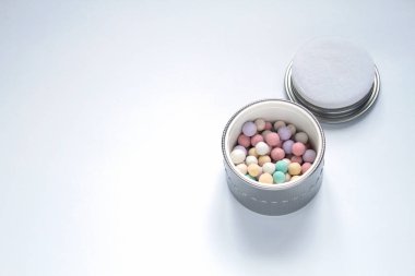 İnci, inci ve yeşil taşlar anası, renkli topları gümüş toz toz Beyaz arka plan kolye üzerinde