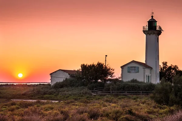 Şafak vakti gacholle deniz fenerinde