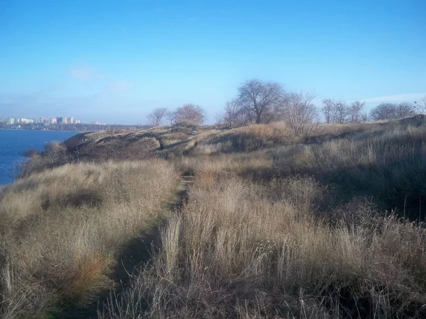 Вид Городской Мост Тихой Рекой Холма Покрытого Сухой Травой — стоковое фото