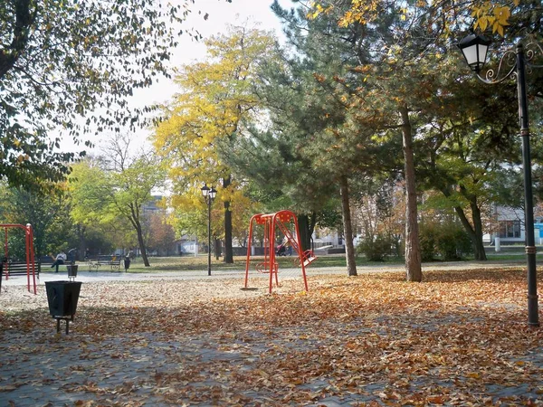 Prázdné Houpačka Dětského Hřiště Městském Parku — Stock fotografie