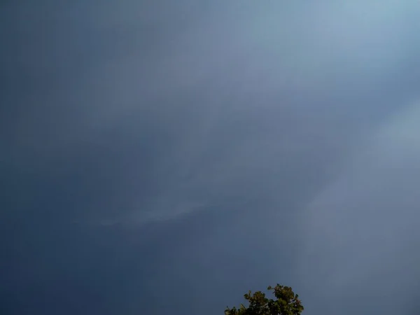 Kalter Herbsthimmel Und Wolken — Stockfoto