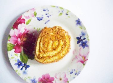 görünümü Kapat lezzetli toffee rulo dilim çiçekli tabakta