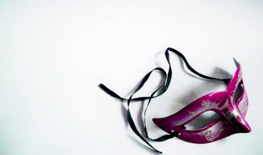 Beyaz arka plan üzerinde parlak bir şekilde dekore edilmiş karnaval maskesi 