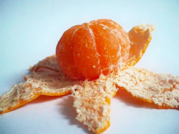 Fermer Vue Mandarine Juteuse Fraîche Peler Sur Fond Blanc — Photo