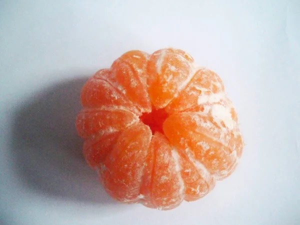 Vue Rapprochée Mandarine Pelée Mûre Sur Fond Blanc — Photo