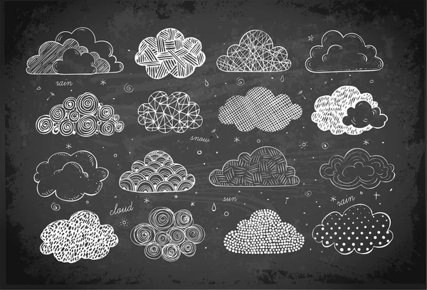 Doodle kroki bulutlar blackboard arka plan üzerinde kümesi.