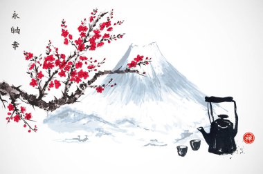 Arka planda çiçekli fincanlar ve geleneksel Japon mürekkep resmiyle dağlı klasik çay demliği.