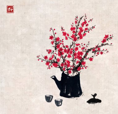 Arka planda fincanları ve geleneksel Japon mürekkep resminde çiçekleri olan klasik çay demliği.