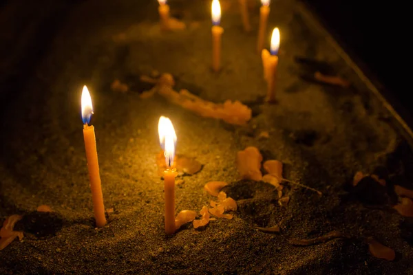 在沙子的教堂蜡烛融化蜡 — 图库照片