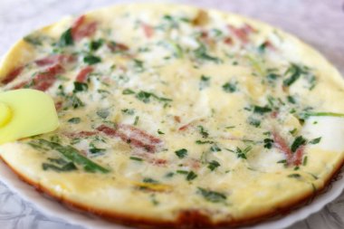 Yeşiller ve sosis kahvaltı için lezzetli muhteşem sıcak omlet