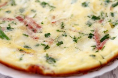  Yeşiller ve kahvaltıda sosis ile muhteşem omlet