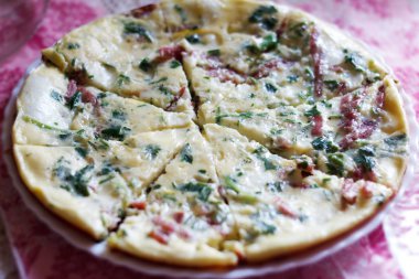 Yeşiller ve sosis kahvaltı için lezzetli muhteşem omlet yakın çekim