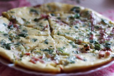 Yeşiller ve sosis kahvaltı için lezzetli muhteşem omlet yakın çekim