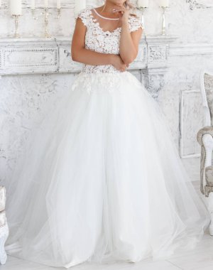 Gelin bir güzel beyaz gelinlik üzerinde çalışır