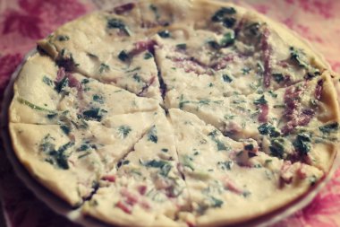 Yeşiller ve sosis kahvaltı için lezzetli muhteşem omlet yakın çekim