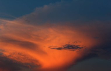 Gök gürültüsü fırtına öncesi gökyüzünde parlak kırmızı günbatımı