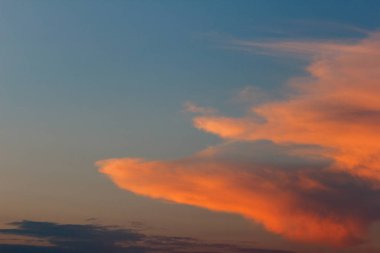 Önce gökyüzünde parlak kırmızı günbatımı