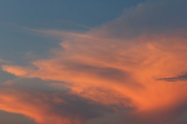 Önce gökyüzünde parlak kırmızı günbatımı