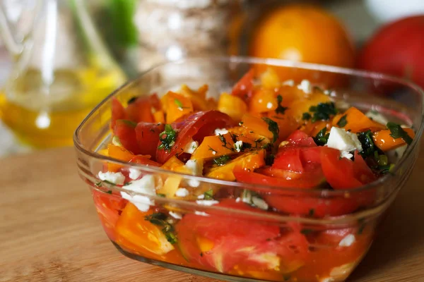 Yaz lezzetli sebze salatası malzemeler mutfakta çerçevede peynir