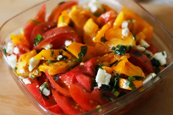 Sommer Leckeres Gemüse Käsesalat Auf Dem Tisch Der Küche — Stockfoto