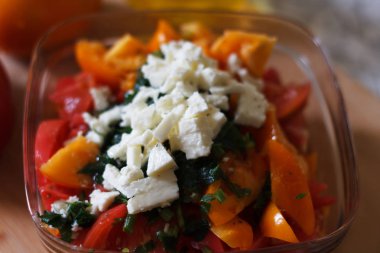 Mutfak malzemeler lezzetli yaz peynirli salata için kesmek