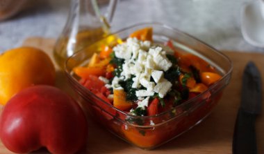 lezzetli yaz sebze peynirli salata üzerinde mutfak için malzemeler