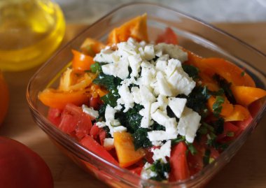 Mutfak malzemeler lezzetli yaz peynirli salata için kesmek