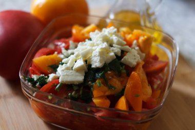 Mutfak malzemeler lezzetli yaz peynirli salata için kesmek