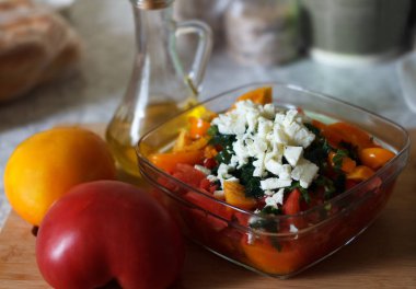  lezzetli yaz sebze peynirli salata üzerinde mutfak için malzemeler