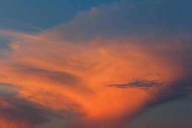 Önce gökyüzünde parlak kırmızı günbatımı
