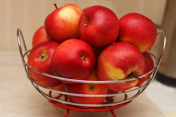 Beautiful Ripe Sweet Apples Lie Plate Kitchen Table — Stock Photo, Image