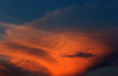 Gök gürültüsü fırtına öncesi gökyüzünde parlak kırmızı günbatımı