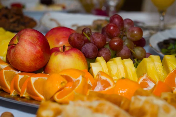 Magnifiquement Table Banquet Avec Foo Aux Fruits — Photo