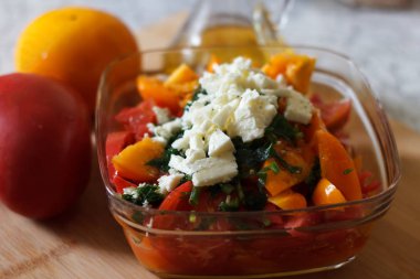 lezzetli yaz sebze peynirli salata üzerinde mutfak için malzemeler