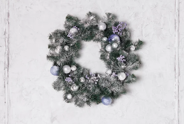New Year Fir Wreath Decorated Toys Berries Dusting Wall — Stock Photo, Image