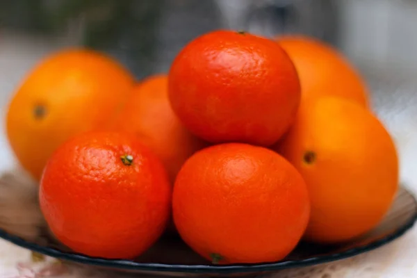 熟したクレメンタインとオレンジがプレートの上に置いた — ストック写真