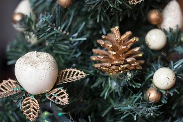 Schöner Und Eleganter Neujahrsbaum Geschmückt Mit Glänzendem Spielzeug — Stockfoto