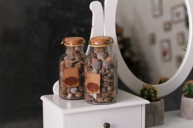 Üç dekoratif cam kavanozları kuru fındık ve kuru SAP ile bir oda süslemeleri
