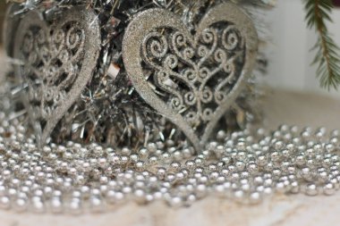 Parlak yeni yıl'ın dekor, tinsel ve boncuk