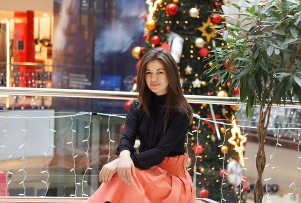 Atraktivní Mladá Dívka Představuje Pozadí Vánoční Stromeček — Stock fotografie