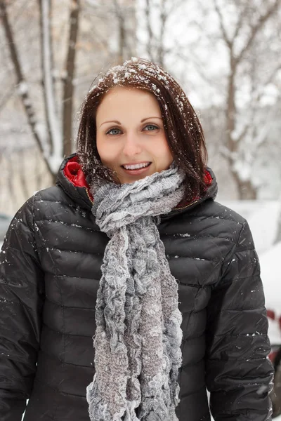 Portrait Fille Heureuse Qui Pose Hiver Lors Blizzard Dans Rue — Photo